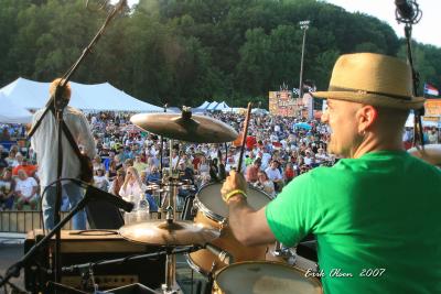 Lee Roy Parnell wows the crowd. photo by Erik Olsen